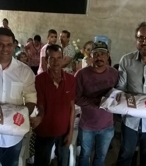 Vereador Thiago ML e secretário entregam sementes aos agricultores de Arapiraca