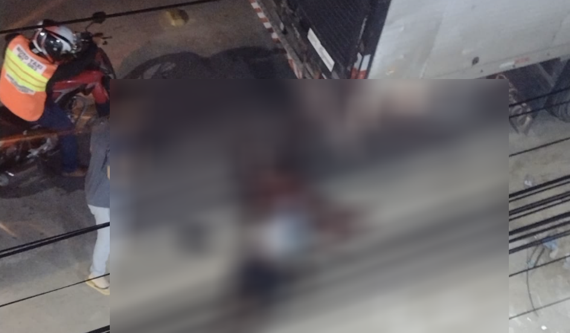 Homem embriagado morre após ser atropelado por caminhão no centro de Palmeira