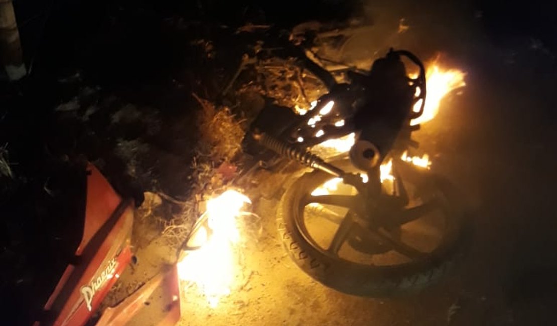 Moto é incendiada por populares após condutor atropelar mulher na AL-110 em Arapiraca
