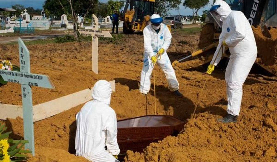 Em novo recorde, média de mortes por Covid-19 no Brasil chega a 1.353