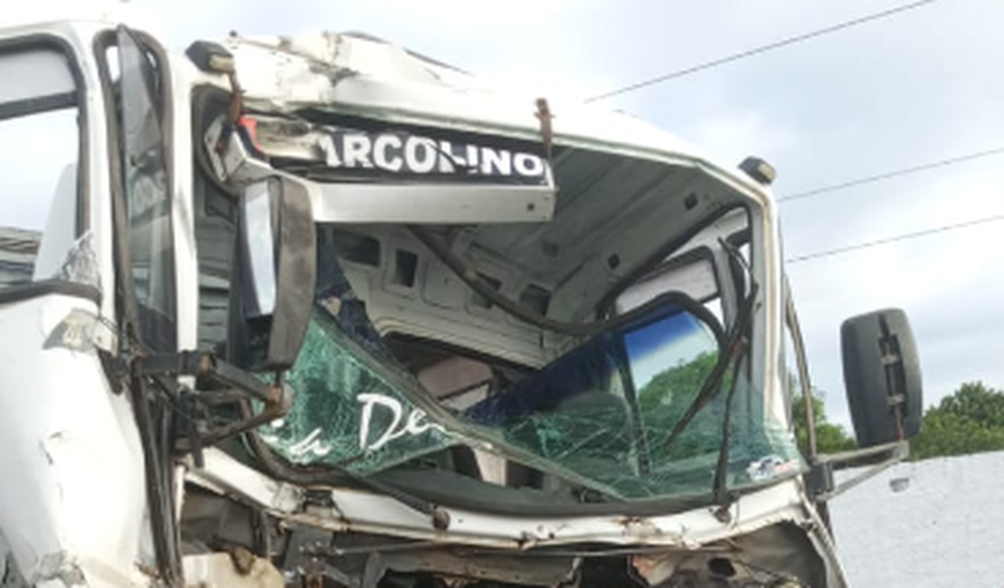 Homem fica gravemente ferido após colisão entre caminhão e carreta na AL-110 em Arapiraca