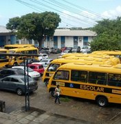 Ônibus escolares estão há seis meses parados; Semed ainda não concluiu licitação