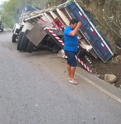 Caminhão tomba na Serra das Expias, em Palmeira dos Índios