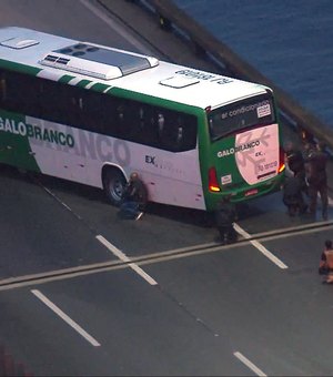 Homem armado faz reféns em ônibus na Ponte Rio-Niterói