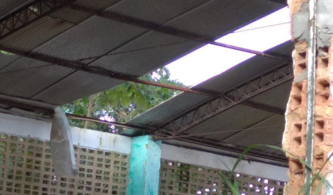 Ventos fortes derrubam parte do telhado do ginásio da Filarmônica de Penedo