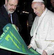 Papa recebe camisa da Chapecoense com número de vítima de tragédia