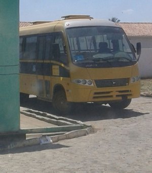 Ônibus tem falha no motor e fumaça assusta alunos