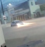 Mulher fica ilhada dentro de carro durante chuvas em São José da Lage 