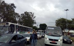 Usuários do transporte coletivo protestam na BR-104
