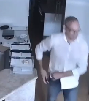 [Vídeo] Homem é flagrado furtando celular de loja em Maceió 