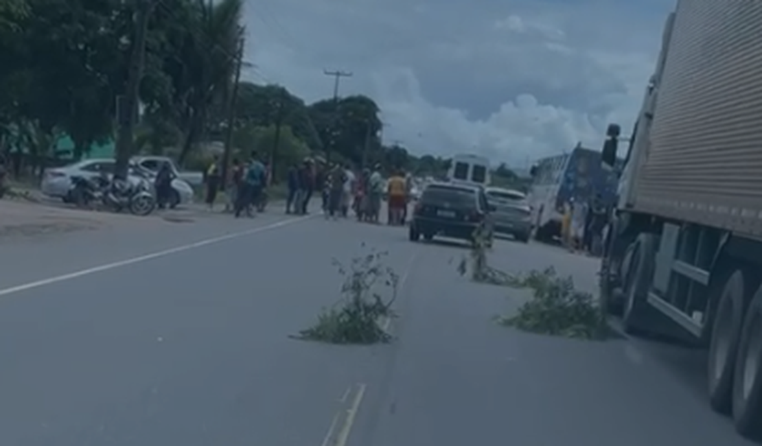Morre mulher que foi atropelada por caminhão ao atravessar rodovia em Arapiraca