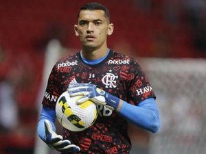 Sem espaço no Flamengo, Santos é sondado pelo Botafogo para substituir Lucas Perri
