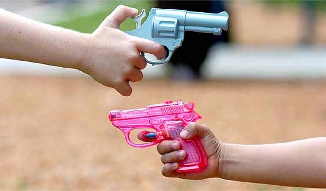 Polícia apreende menor que tentava roubar vítimas com arma de brinquedo