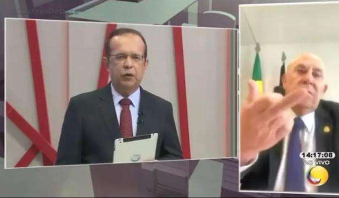 Senador pensa que está fora do ar e mostra dedo do meio ao falar de pandemia