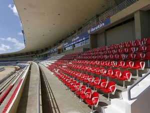 Governador entrega cadeiras especiais ao Rei Pelé e afirma apoio aos clubes