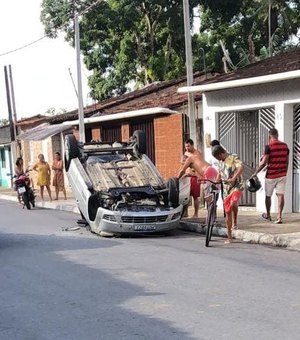 Veículo capota no bairro de Fernão Velho