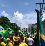 [Vídeo] Grupo apoiador de Bolsonaro faz manifestação na orla de Maceió