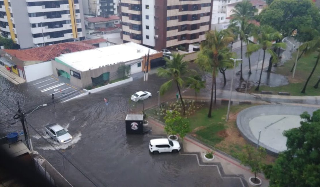 Fortes chuvas atingem Alagoas e deixam bairros sem energia em Maceió