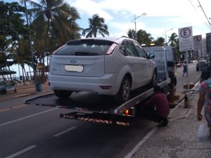 Fiscalização remove veículos estacionados em locais proibidos