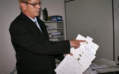Promotor Luiz Tenório encontra documento fraudado por funcionários em Monteirópolis, Sertão de Alagoas.