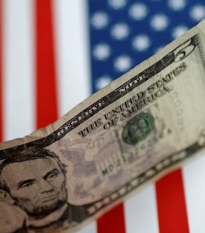 Dólar opera em alta e bate R$ 5,68 nesta sexta