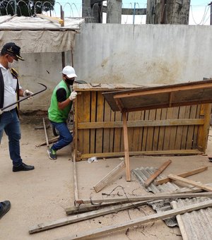 Em Maceió, prefeitura remove barracas abandonadas em praça do Eustáquio Gomes
