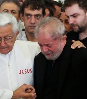 Velório de Marisa Letícia termina com discurso de Lula e crítica a Temer