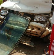 Motorista morre ao perder controle de veículo e bater na traseira de micro-ônibus