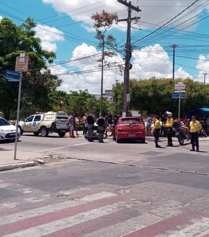 [Vídeo] Acidente entre carro e moto para o trânsito no Parque Ceci Cunha, no Centro de Arapiraca
