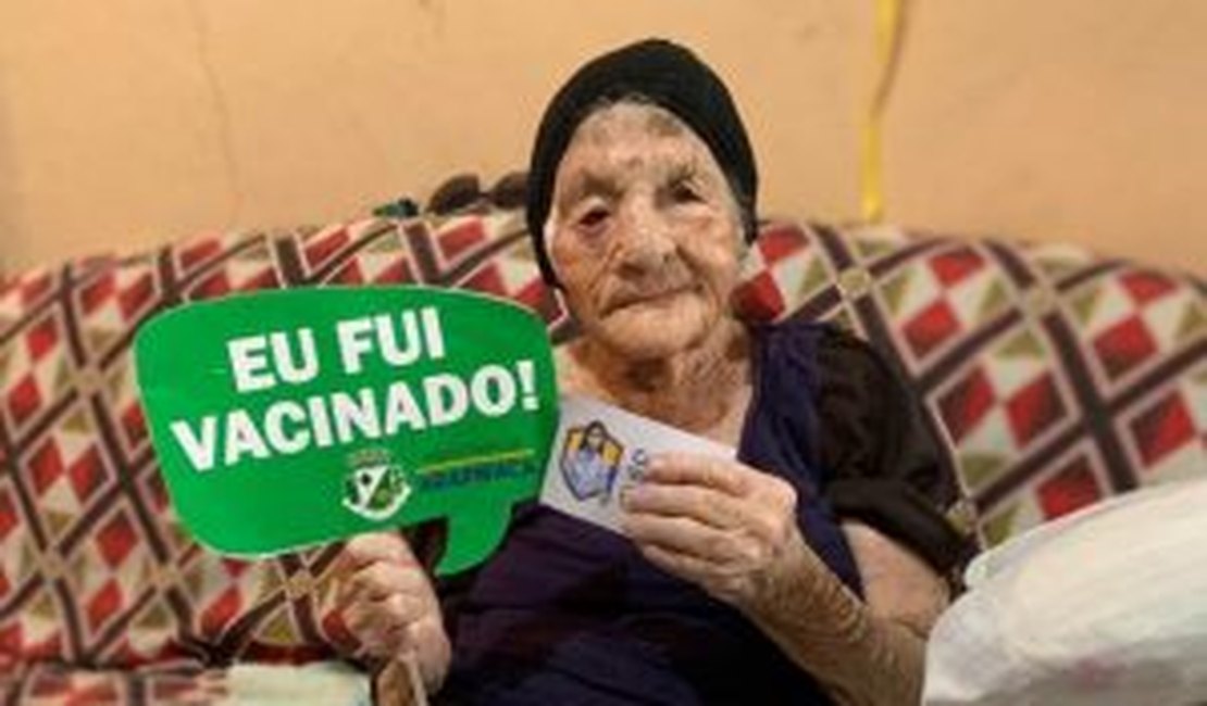 Arapiraquense de 113 anos recebe vacina contra a covid-19