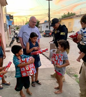 Agentes de trânsito doam brinquedos para crianças em Arapiraca
