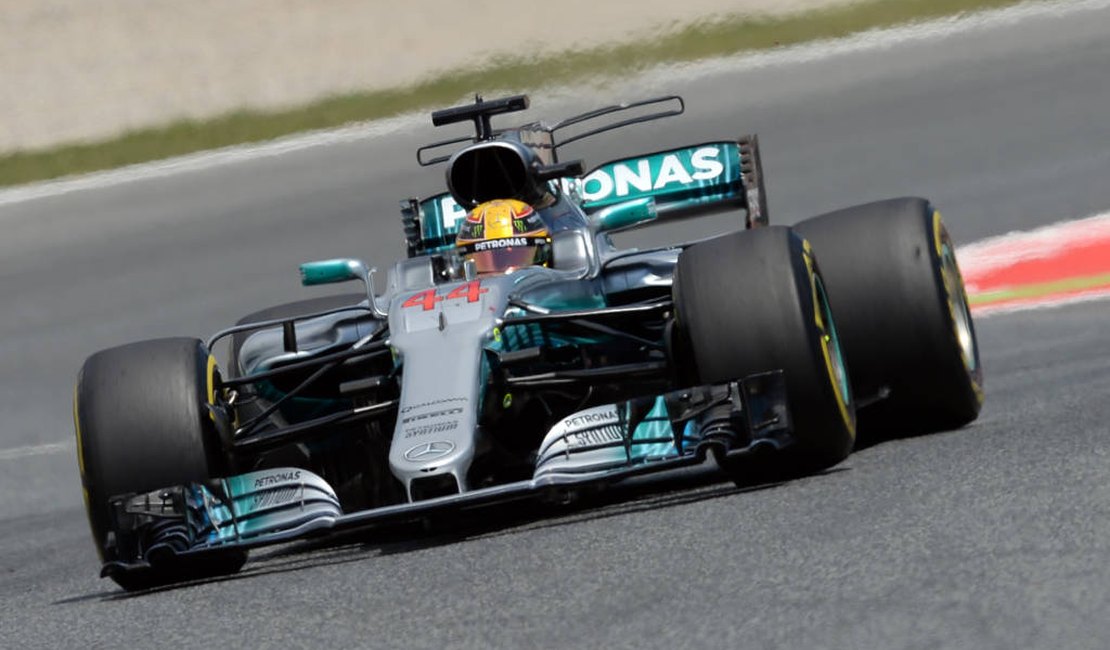 Hamilton vence na Espanha e cola em Vettel no campeonato