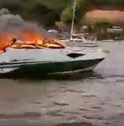 [Vídeo] Fogo destrói embarcação na Barra de São Miguel