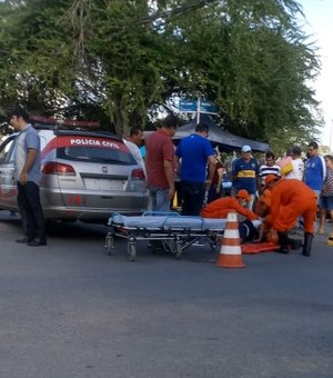 Colisão entre carro e moto deixa pessoa ferida em cruzamento de Arapiraca