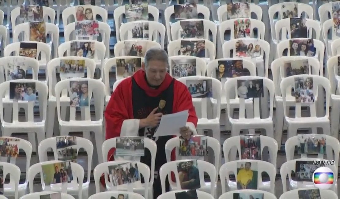 Padre Marcelo Rossi celebra missa para fotografias de profissionais da seúde coladas em cadeiras vazias
