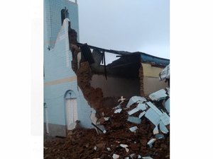 Em Traipu, torre de igreja desaba e assusta moradores do Povoado Capivara