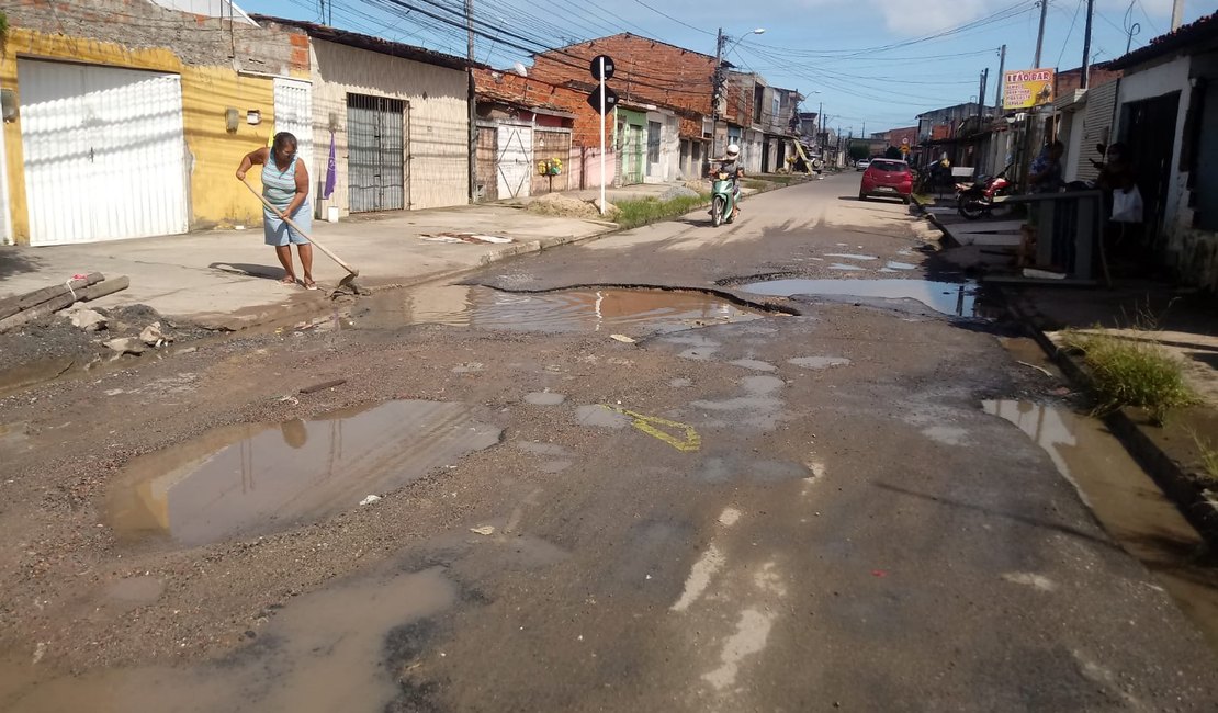 Moradores do Tabuleiro dos Martins reclamam de buracos na pista