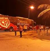 Delegação do CRB é atacada com pedras e bombas na saída do estádio do ASA