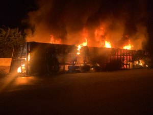 Caminhão bitrem carregado de carpetes pega fogo na BR-101, em Flexeiras
