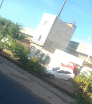 [Vídeo] Motorista perde controle e cai na linha do trem, em Arapiraca