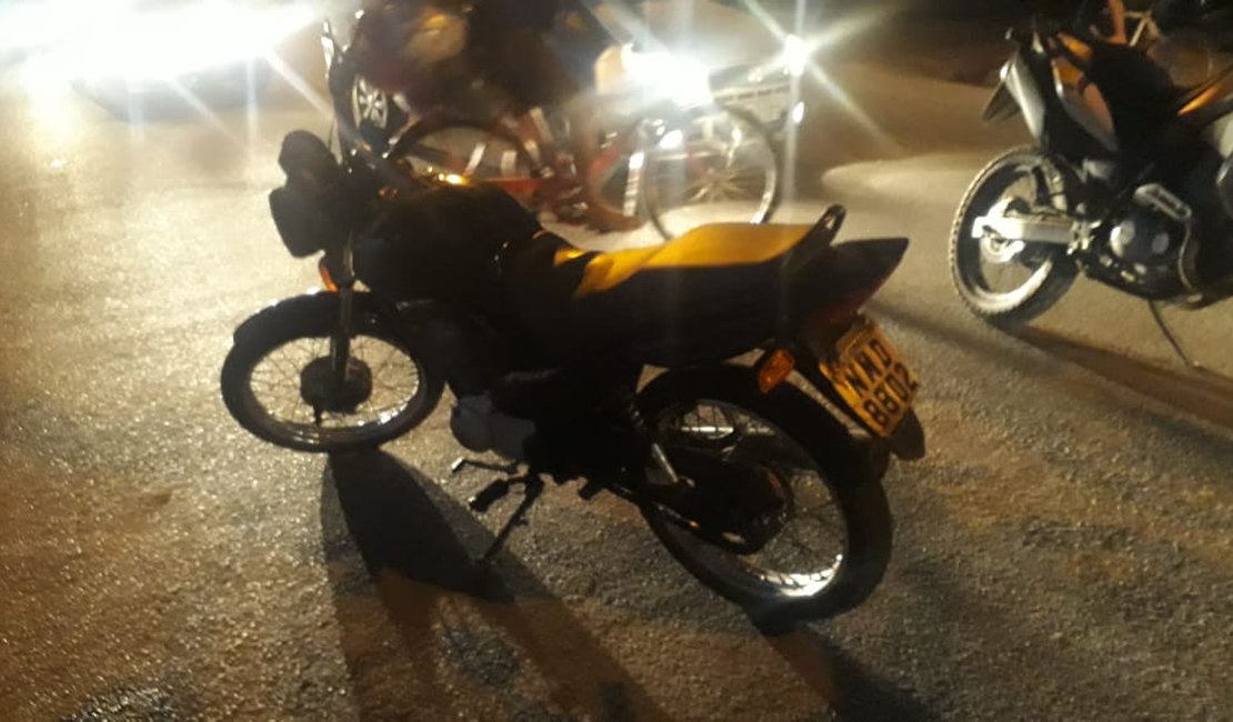 Homem dá calote em posto de gasolina e polícia descobre que ele dirigia moto roubada