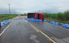 Caminhão com carga de água mineral tomba na rodovia AL 415