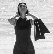 Fátima Bernardes posa de roupa de mergulho e namorado suspira: 'Huuum'