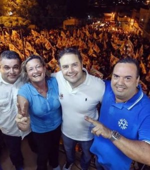 Caminhada de candidata à Prefeitura de Palmeira é marcada por gestos obscenos