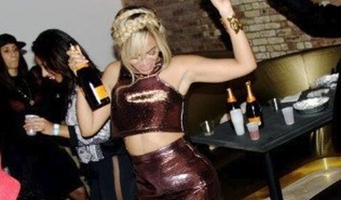Gente como a gente: Beyoncé toma champanhe em copo de plástico
