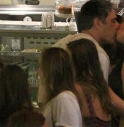 William Bonner e namorada são vistos aos beijos em cinema no Rio