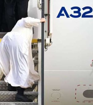 Papa Francisco tropeça em escada de avião na Grécia