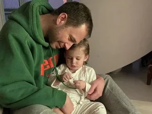 Após um ano de tratamento, Tiago Leifert fala sobre câncer da filha