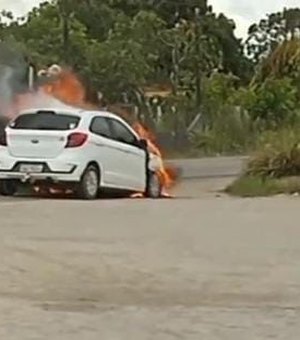Bombeiros são acionados após carro pegar fogo, em São Sebastião