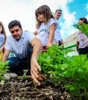 Rui Palmeira participa da primeira colheita em horta urbana